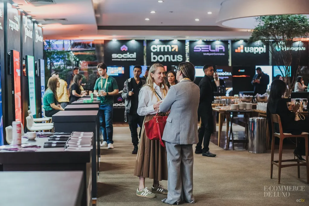 Networking entre executivos durante a Conferência de Luxo