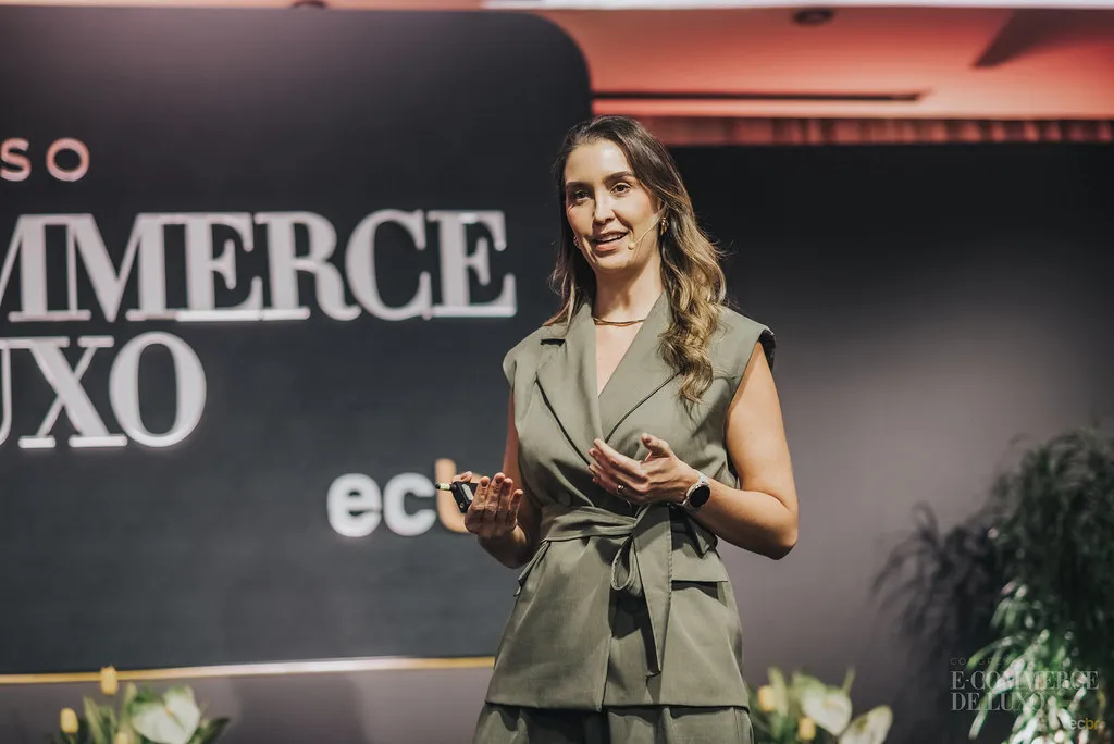 Palestrante no palco da Conferência de Luxo